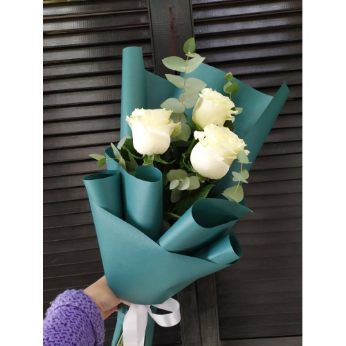 Купить на заказ Букет с белыми розами, 3 шт с доставкой в Павлодаре