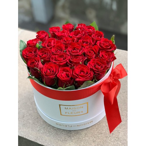 Купить на заказ 25 красных роз в коробке с доставкой в Павлодаре