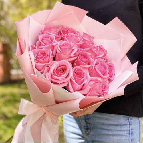 Купить на заказ Букет из 19 розовых роз с доставкой в Павлодаре