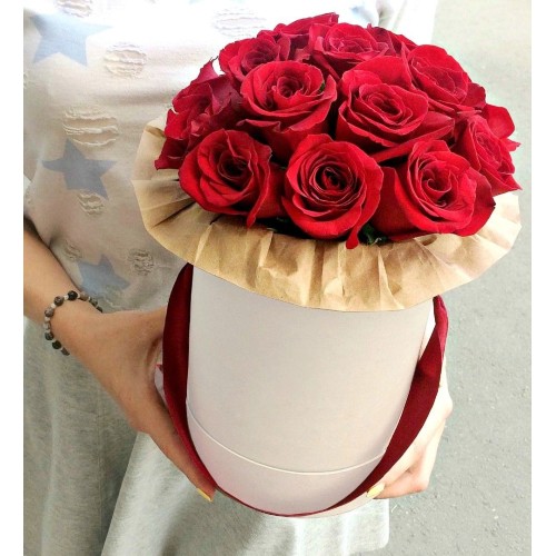 Купить на заказ 11 красных роз в коробке с доставкой в Павлодаре