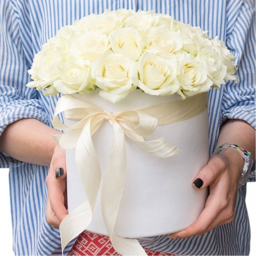 Купить на заказ 25 белых роз в коробке с доставкой в Павлодаре