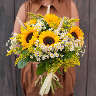 Букет из подсолнуха и ромашек